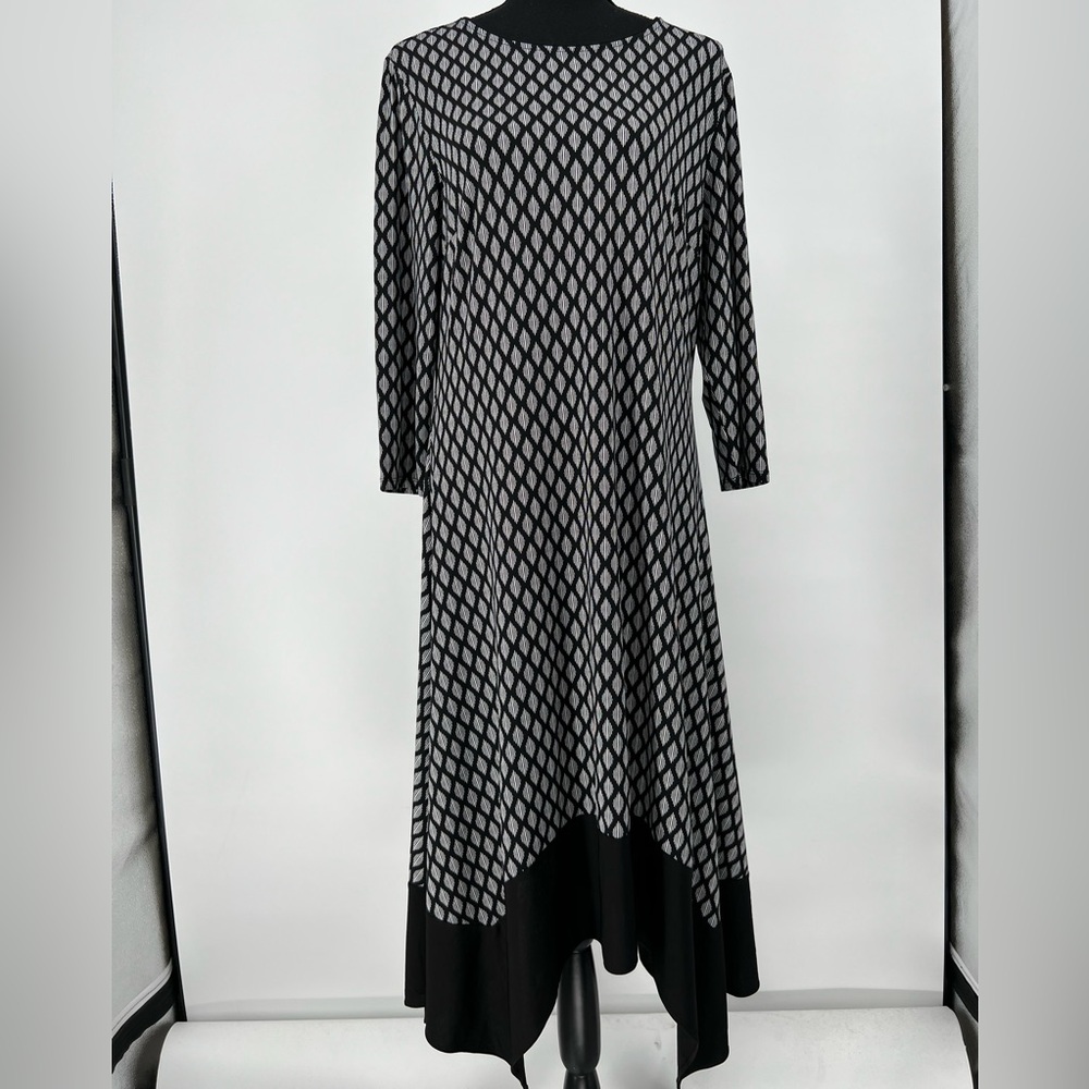 CHICO’S NWOT BLACK &‎ WHITE DIAMOND SHIFT DRESS HANDKERCHIEF HEM SOFT & COMFY